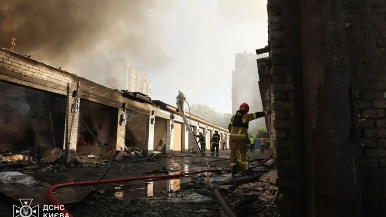 Bomberos apagando las llamas tras el ataque ruso en Kiev / EFE