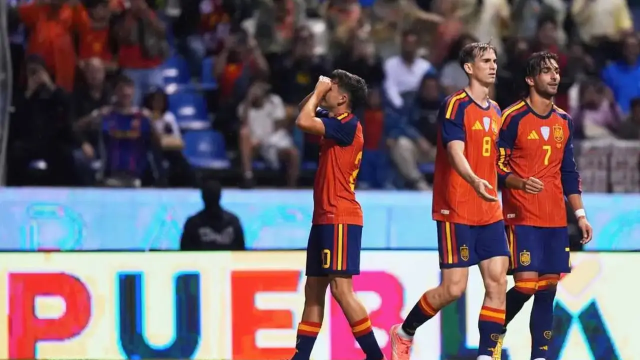 Pedri celebrando el 0-2 ante Per&uacute;