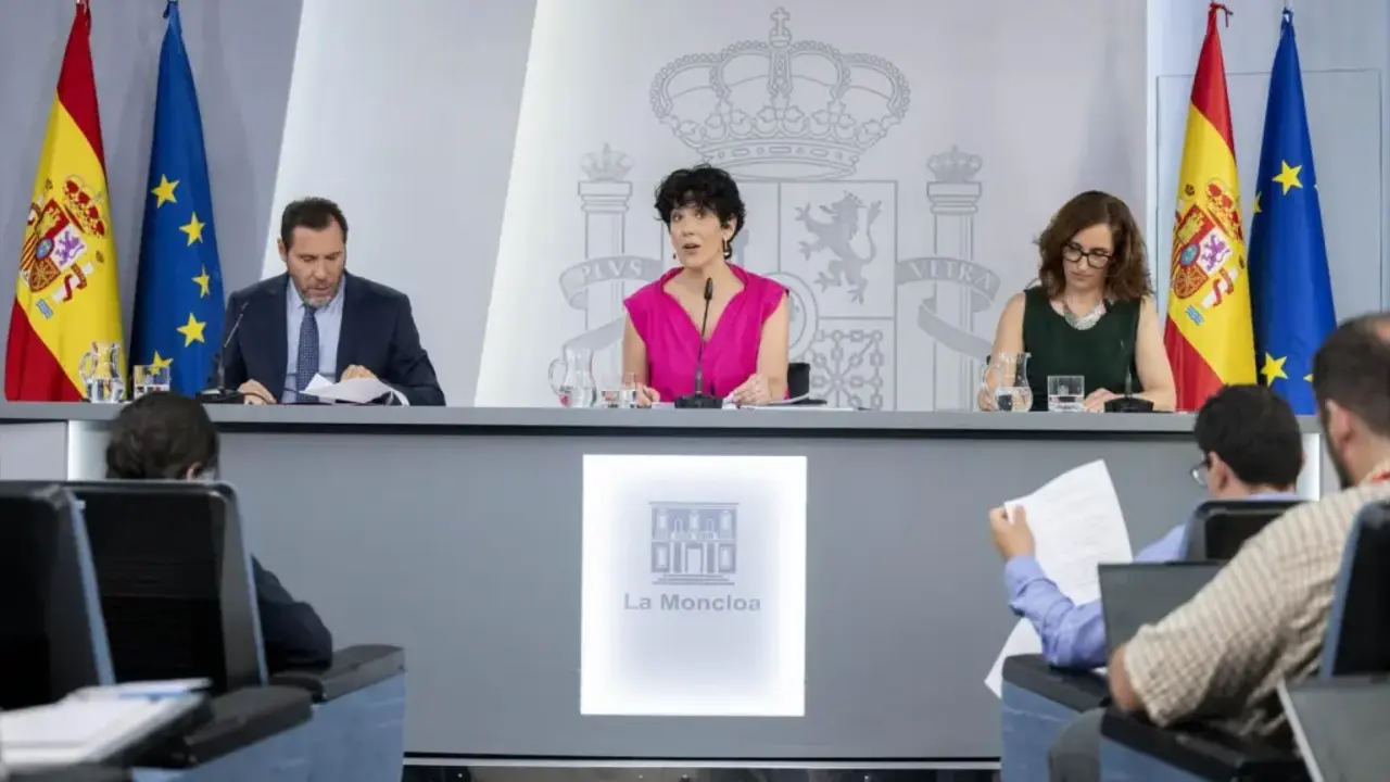 La ministra de Inclusi&oacute;n, Seguridad Social y Migraciones y portavoz del Gobierno, Elma Saiz, el ministro de Transportes y Movilidad Sostenible, &Oacute;scar Puente, y la ministra de Sanidad, M&oacute;nica Garc&iacute;a, durante la rueda de prensa / EP