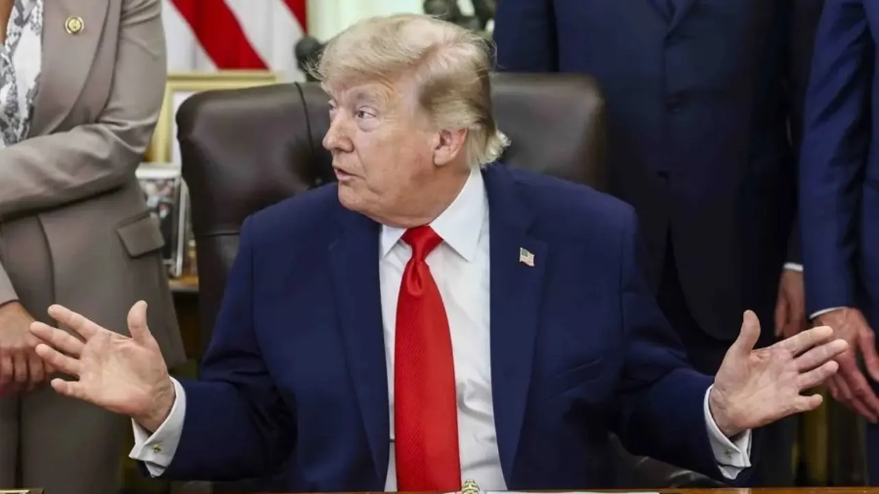 El presidente de Estados Unidos, Donald Trump, habla con los periodistas durante una ceremonia de firma celebrada en el Despacho Oval de la Casa Blanca. Agencia EFE / EPA / JIM LO SCALZO
