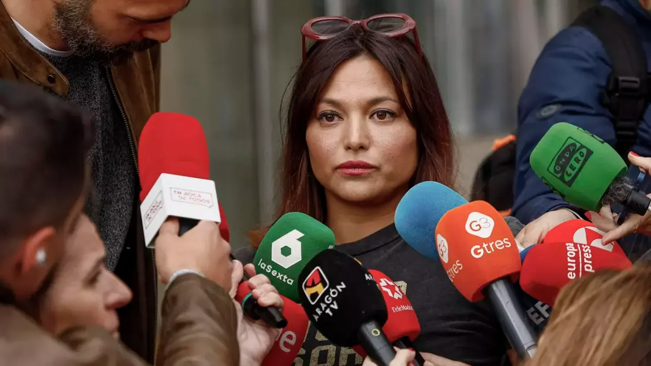 Elisa Moulia&aacute; atiende a la prensa a su salida de los juzgados de Plaza de Castilla en Madrid. Daniel Gonz&aacute;lez / EFE