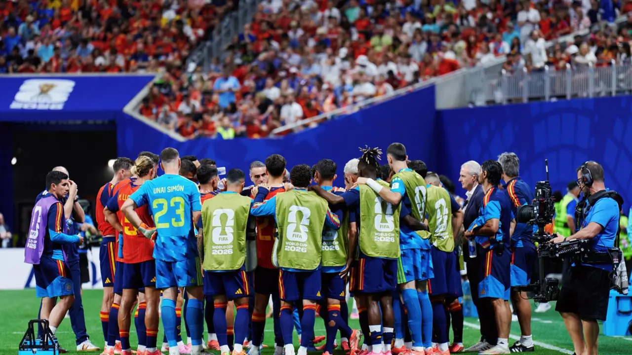 El equipo espa&ntilde;ol durante la pausa de hidrataci&oacute;n en su partido contra Cabo Verde / RRSS