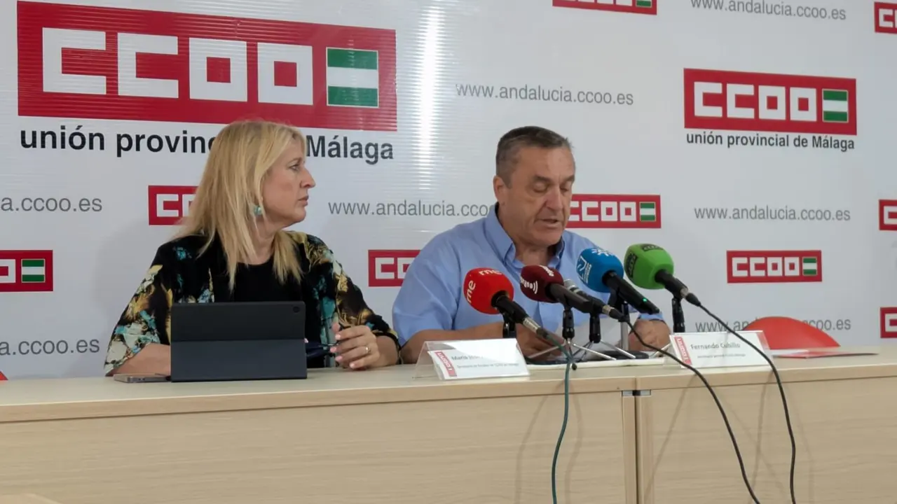 El secretario general de CCOO en M&aacute;laga, Fernando Cubillo, acompa&ntilde;ado por la responsable de empleo, Mar&iacute;a Jos&eacute; Prados, presenta el informe anual de contrataci&oacute;n en M&aacute;laga de 2025 / Samuel Saborido