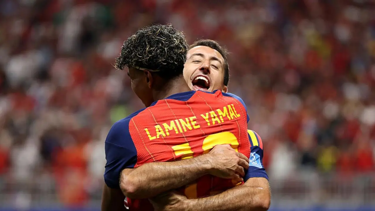Lamine Yamal y Oyarzabal celebrando el 1-0