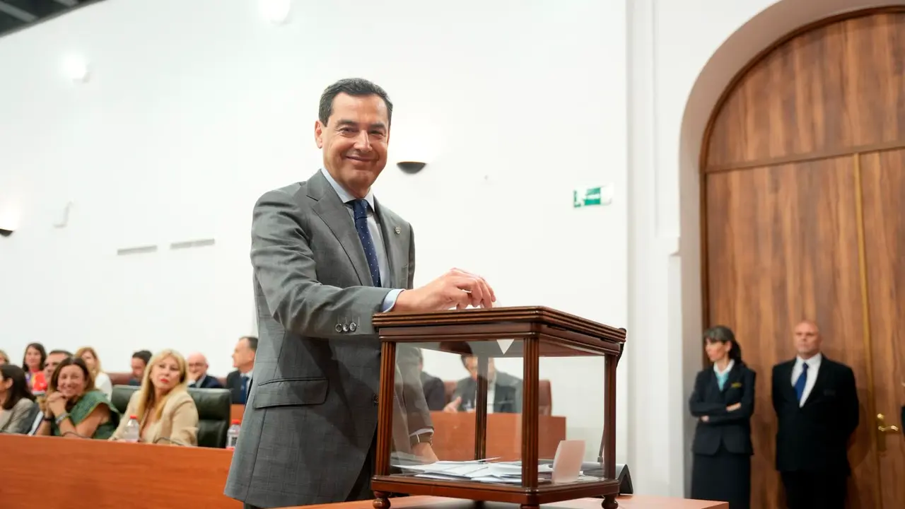 El presidente en funciones de la Junta, Juanma Moreno, en una imagen de archivo / Parlamento de Andaluc&iacute;a