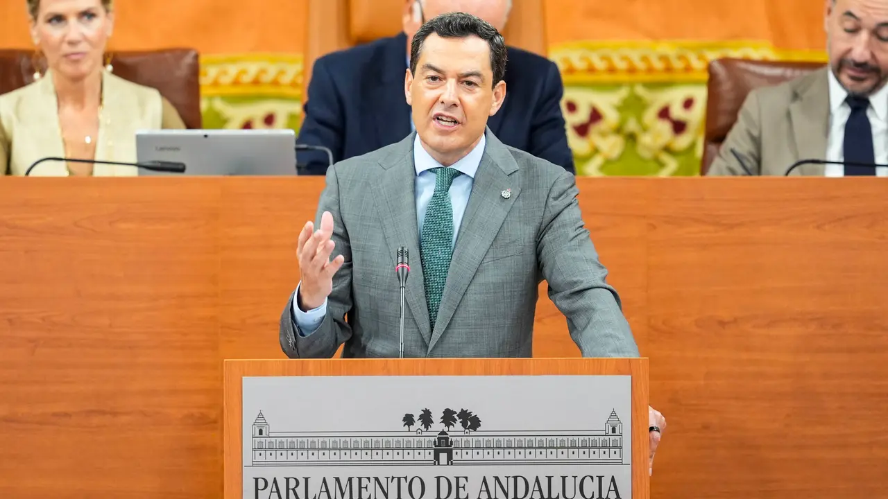El presidente de la Junta en funciones y candidato a la reelecci&oacute;n, Juanma Moreno / Parlamento de Andaluc&iacute;a