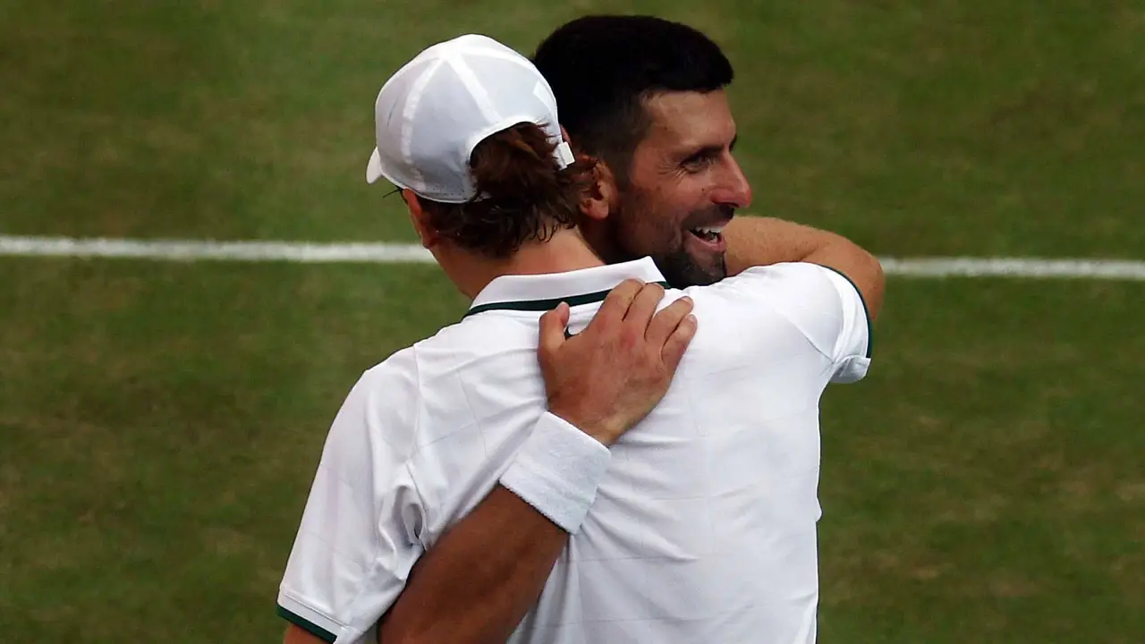 Abrazo final entre Sinner y Djokovic - Adrian Dennis (P&aacute;gina Oficial ATP)