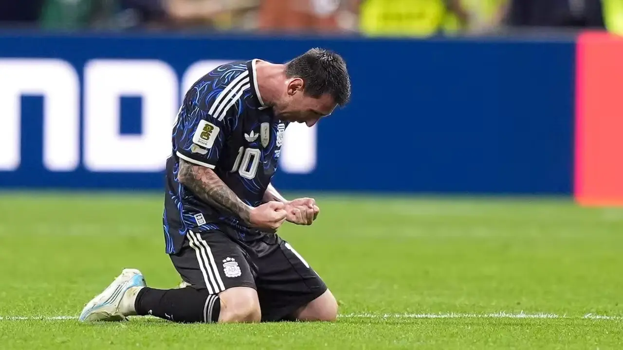 Leo Messi celebrando con euforia la remontada ante Inglaterra en semifinales