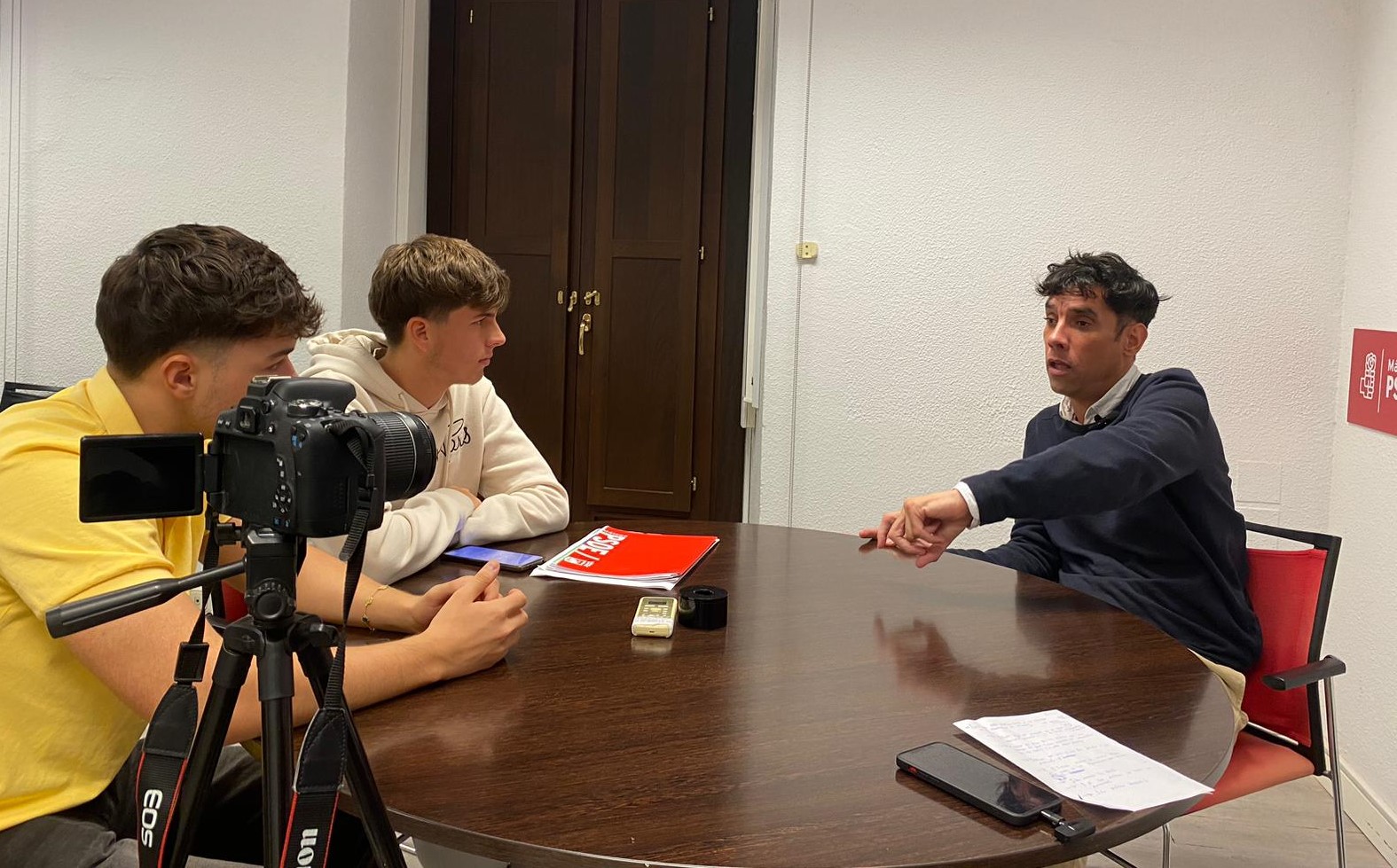 Pablo Orellana y redactores de Península, en la entrevista / Jorge Pérez
