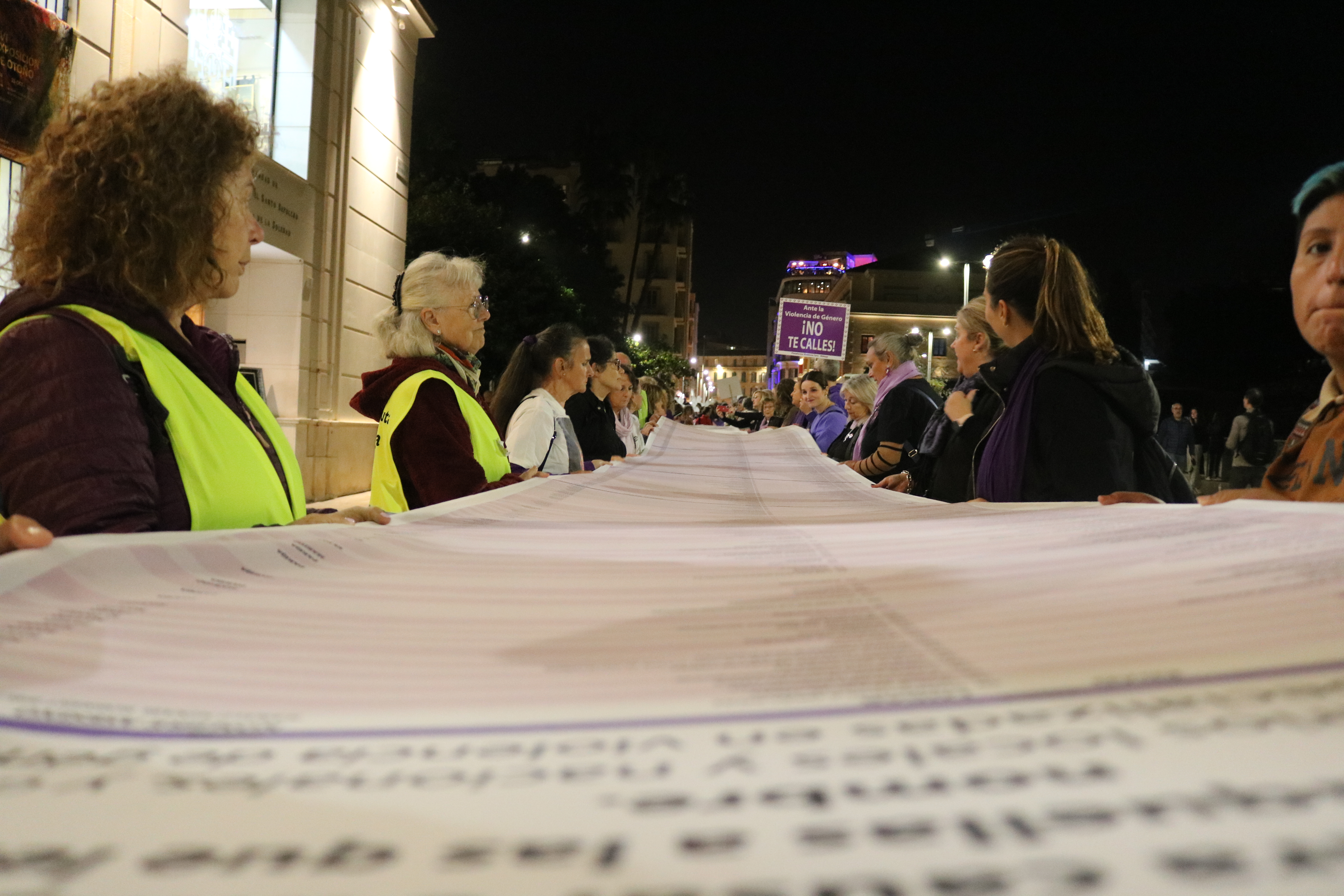 Las manifestantes sostienen una lista de mujeres asesinadas / Península