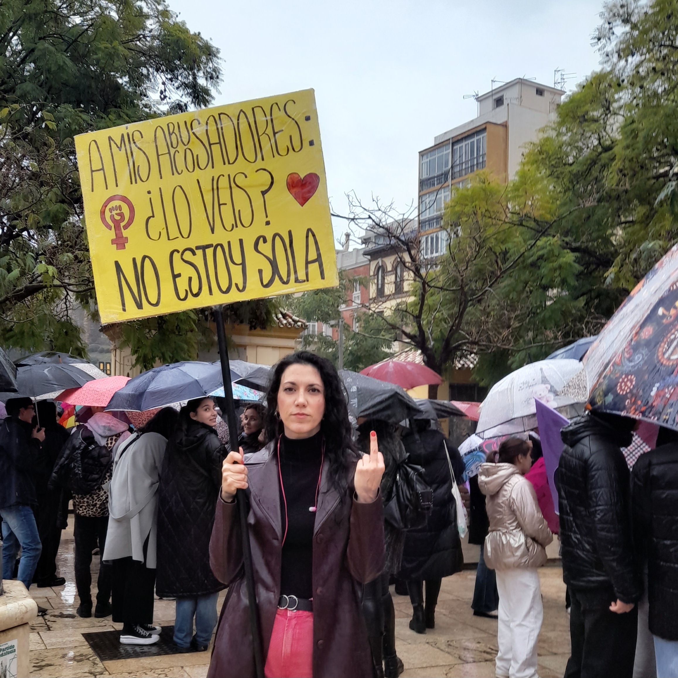 Rocío de Rolanda, junto a una pancarta / RRSS