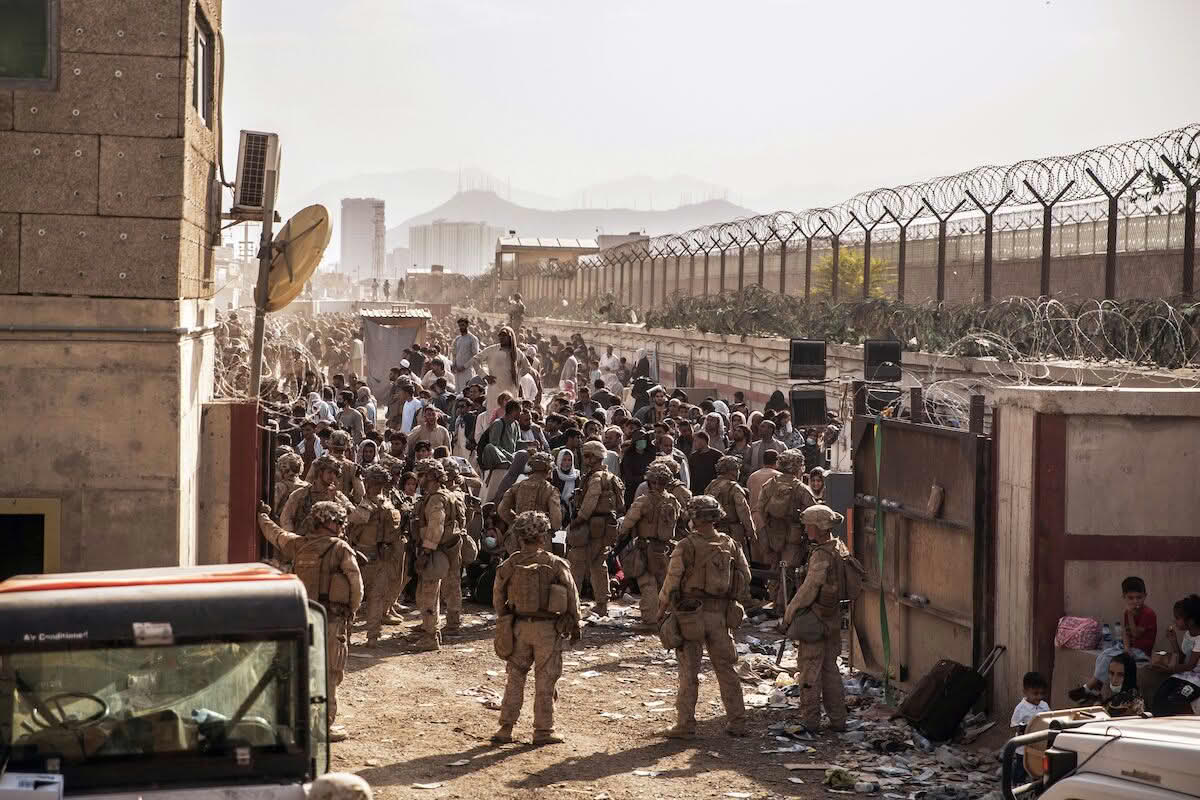 Infantes de Marina estadounidense en una de las entradas del Aeropuerto Internacional Hamid Karzai en Kabul, el 21 de agosto de 2021. Sargento Victor Mancilla
