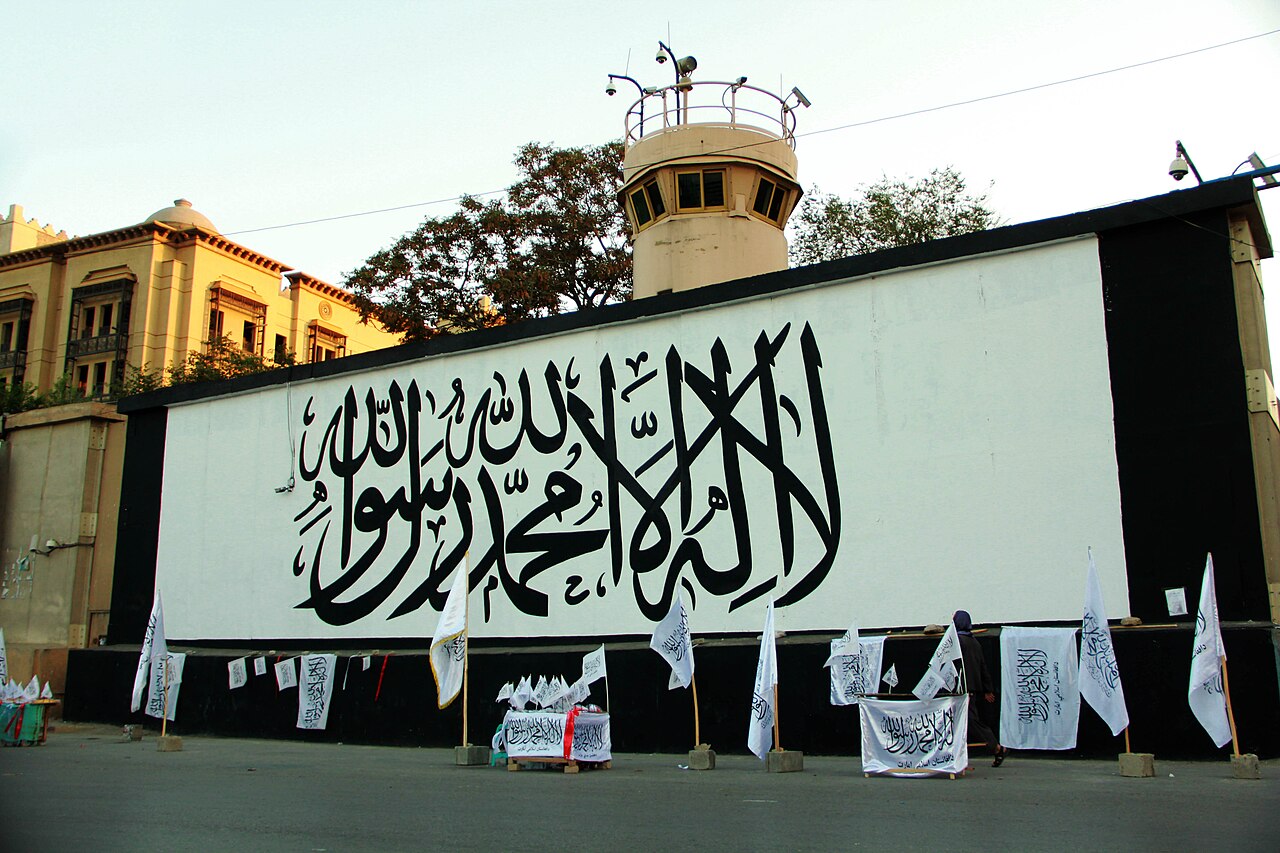 Bandera del Emirato Islámico de Afganistán en el muro de la antigua Embajada de los Estados Unidos. Ahmad Elhan