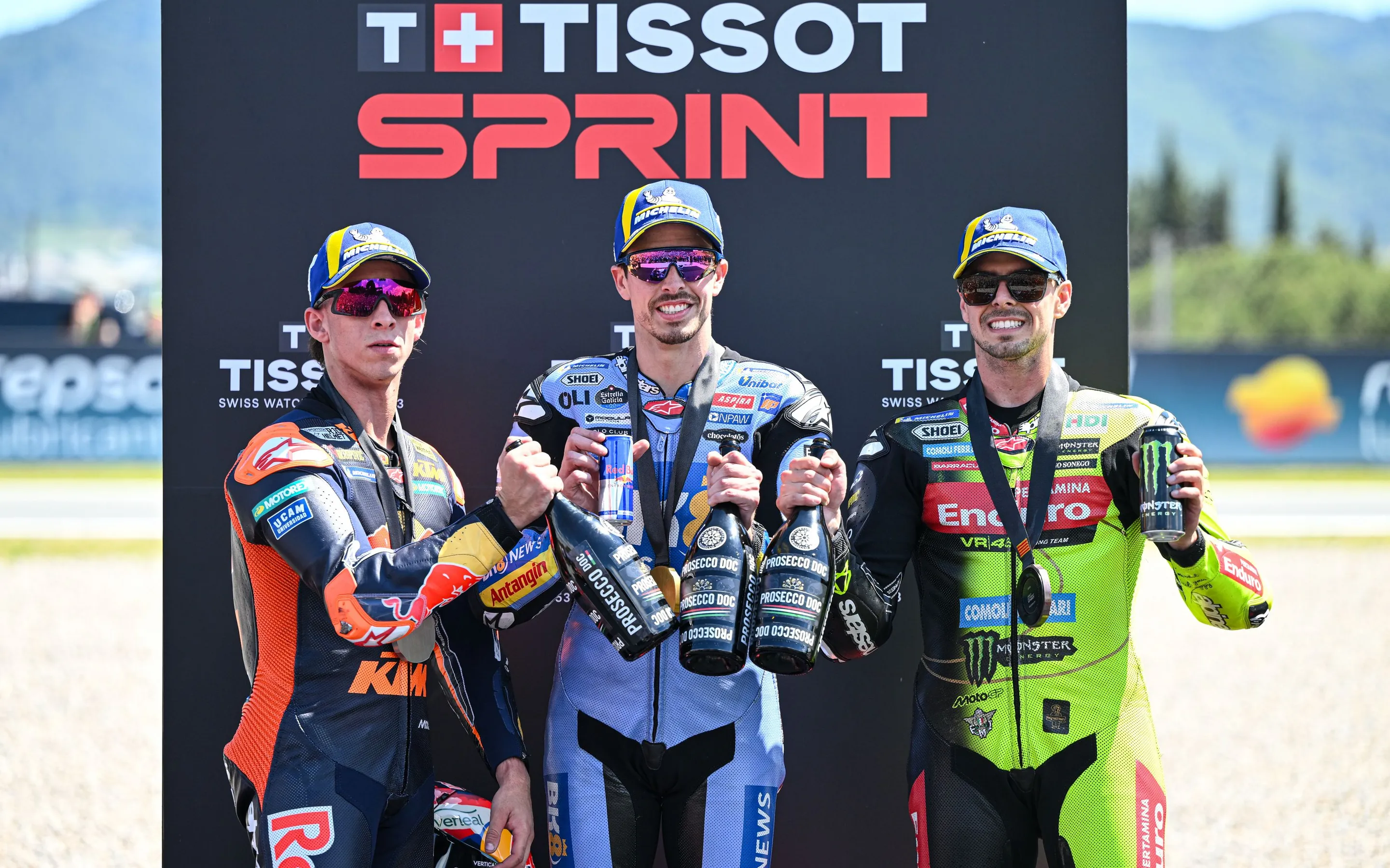 Márquez, junto a Acosta y Di Giannantonio, celebrando su triunfo en la sprint / MotoGP
