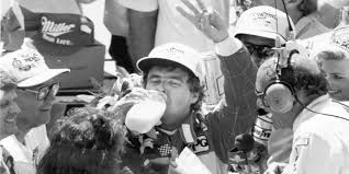Louis Meyer bebiendo leche tras ganar las 500 Millas / IndyStar
