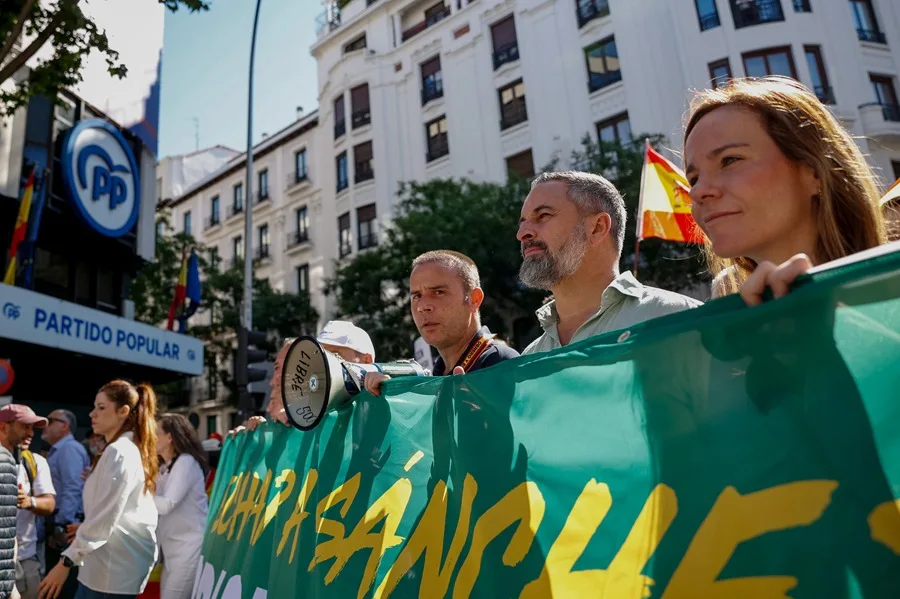 El líder de Vox, Santiago Abascal (2d), ha marchado junto a otros dirigentes del partido, tras una pancarta en la que se podía leer ‘Echar a Sánchez también es una prioridad nacional’ / EFE