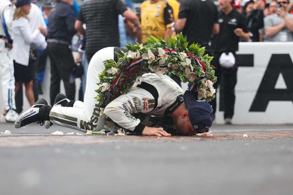 Felix Rosenqvist, besando la yarda del Indianapolis Motor Speedway / Vía X