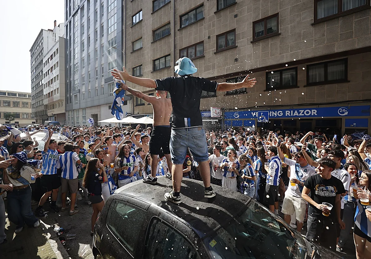 Aficionados coruñeses celebrando el ascenso en los aledaños de Riazor / EFE