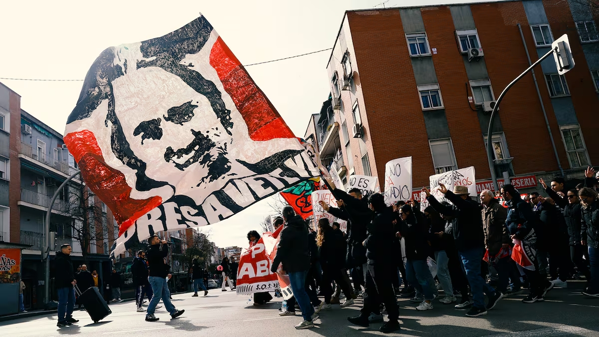 Las protestas de la afición rayista contra el máximo dirigente del club / Javier Gandul (As)