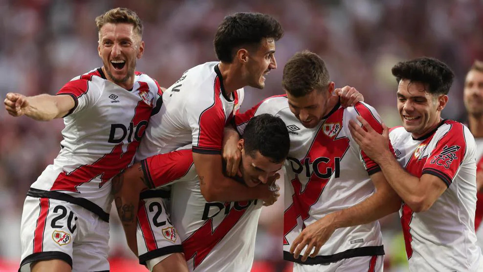 La plantilla del Rayo, celebrando un gol en la UEFA Conference League / UEFA