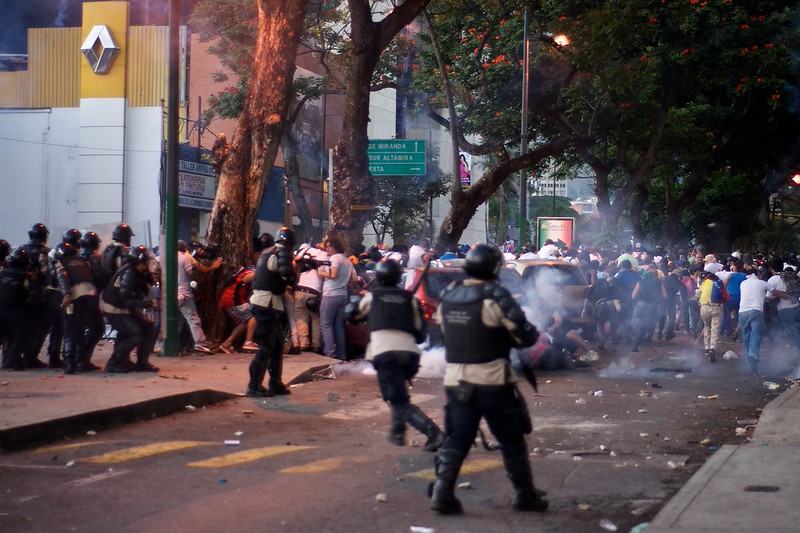 Enfrentamientos entre policía y manifestantes en Caracas, durante las protestas de 2014.  Andrés Azpúrua