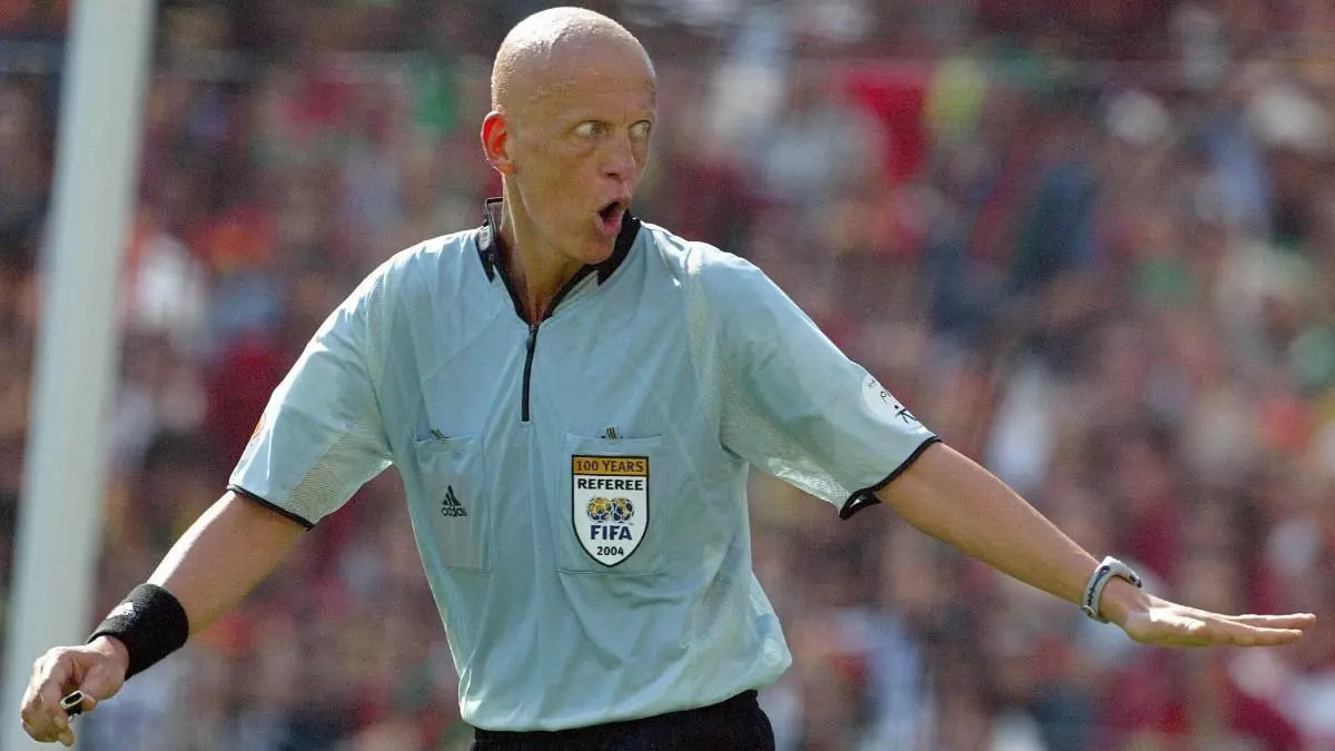 El árbitro italiano Pierluigi Collina