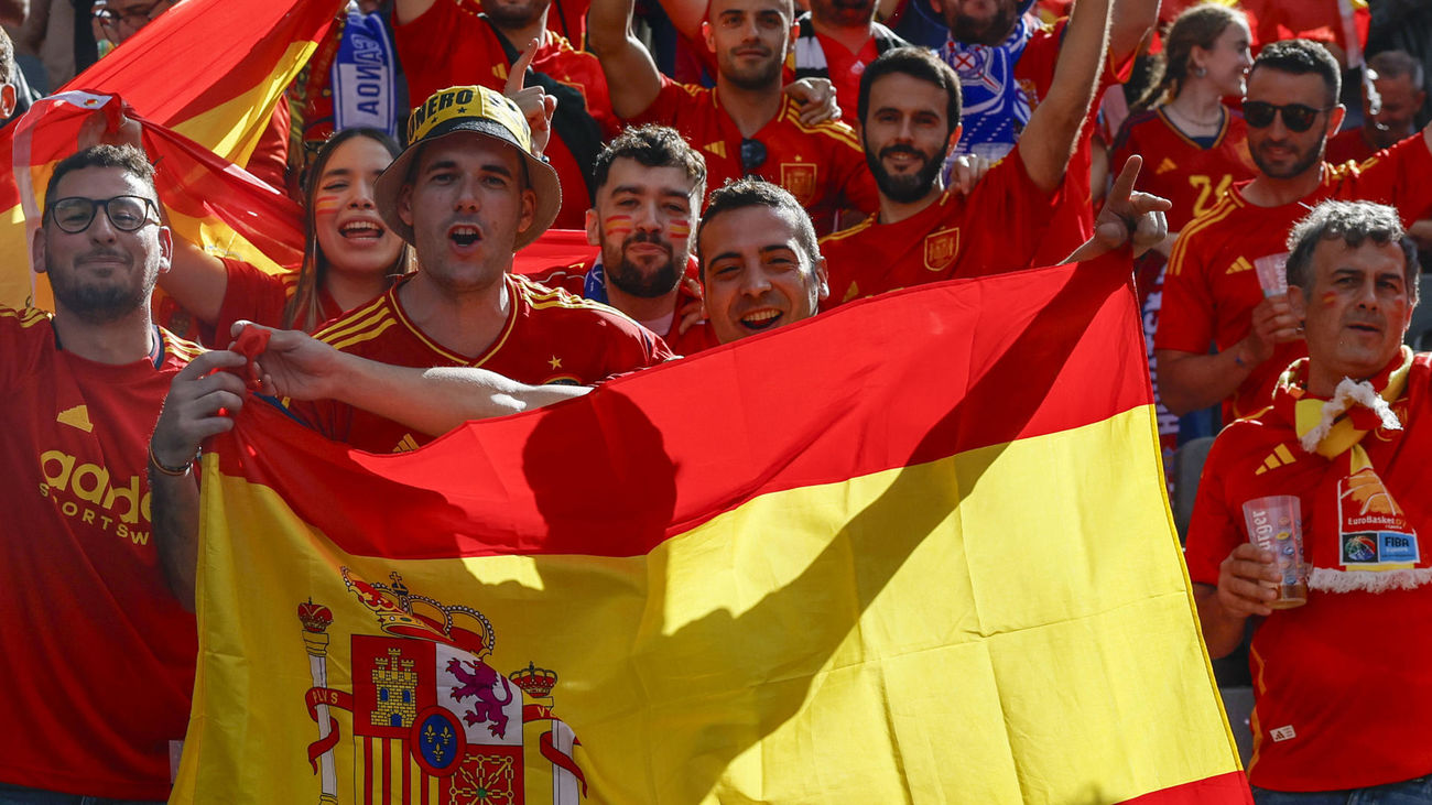 Aficionados apoyando a la Selección Española en Berlín antes de su debut en la Euro 2024