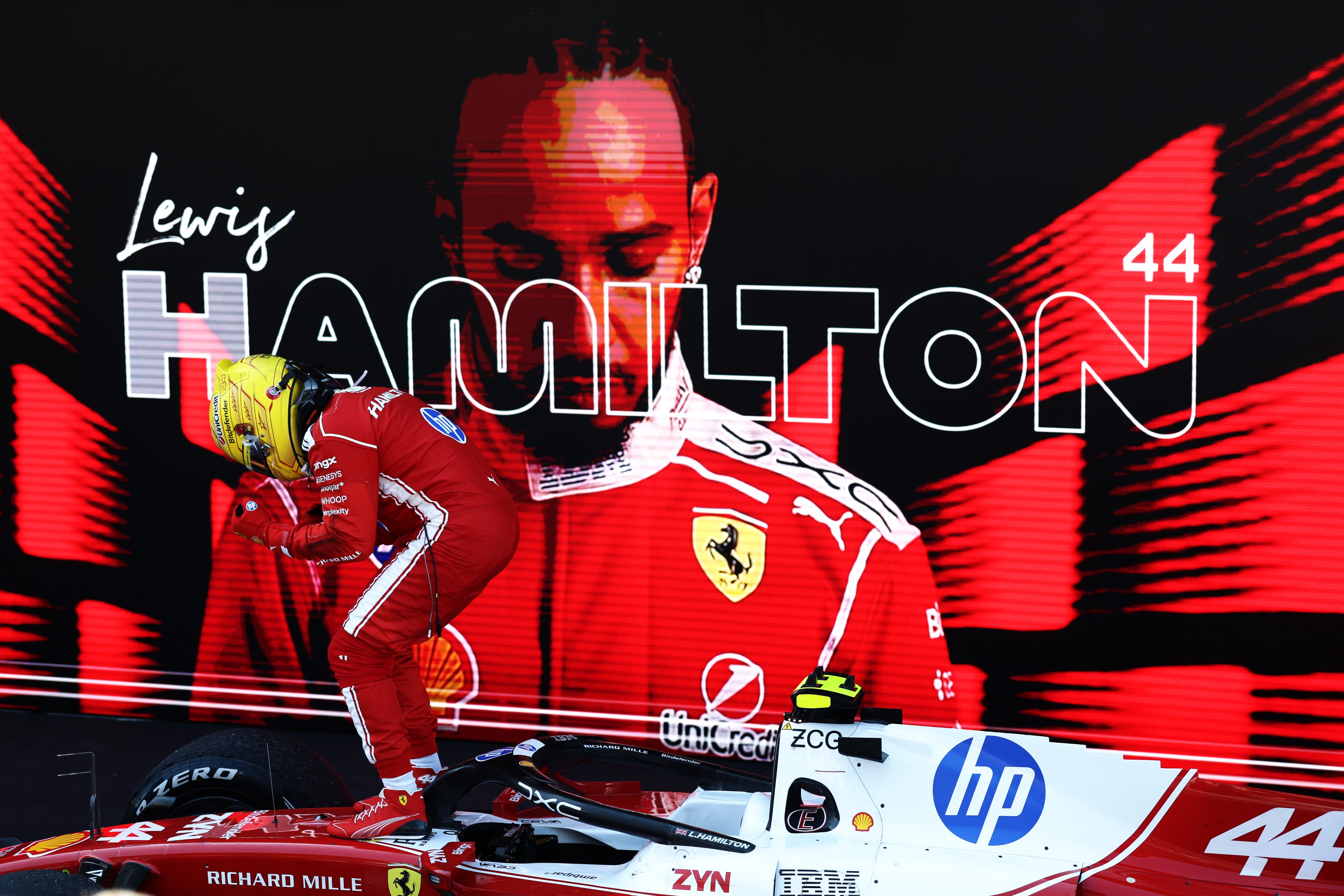 Lewis Hamilton, celebrando encima de su SF26 / F1