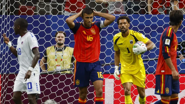 Rodri se lamenta de una oportunidad perdida en el partido de España contra Cabo Verde /
Lavandeira jr (EFE)