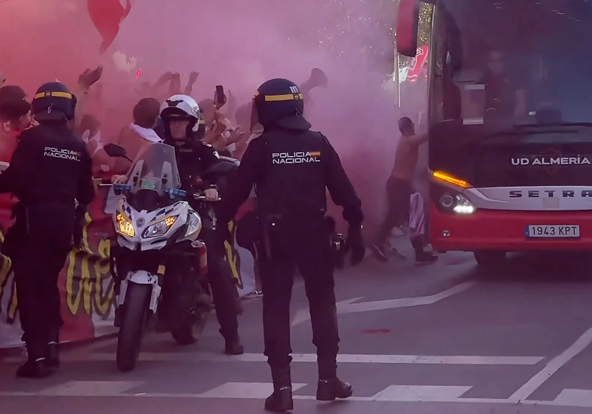 Efectivos de la Policía Nacional durante un recibimiento de la UD Almería / ABC