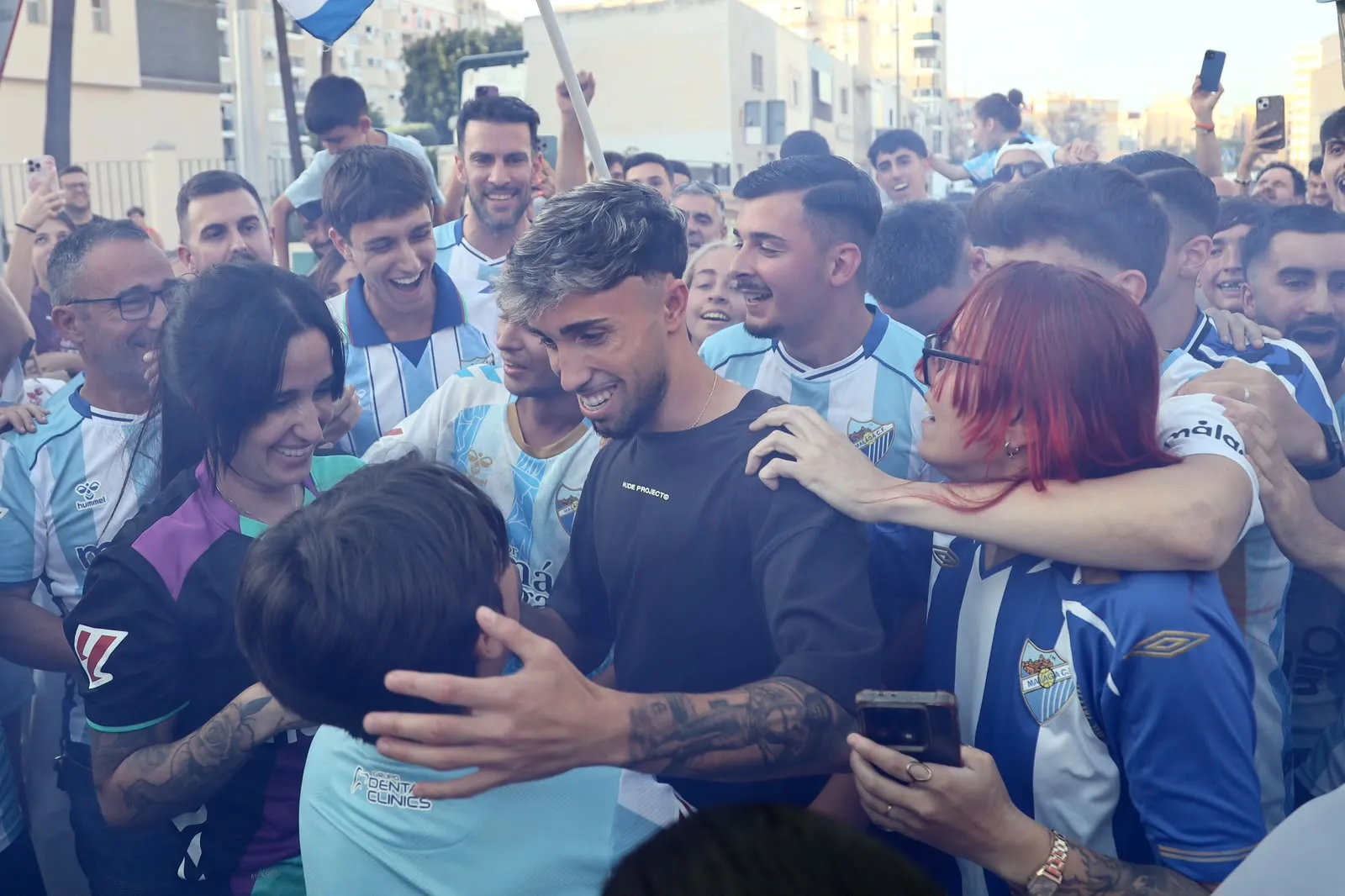 David Larrubia, siendo despedido por los vecinos del barrio de La Luz / Carlos Guerrero (Málaga Hoy)