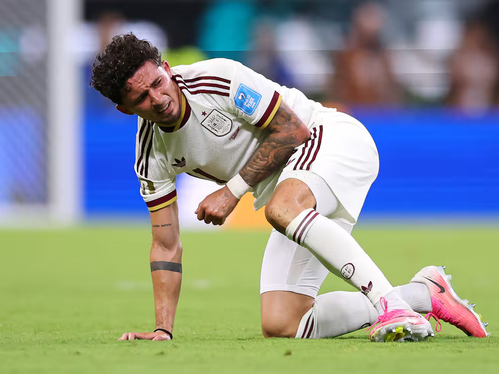 Yéremy Pino doliéndose de su lesión en el hombro