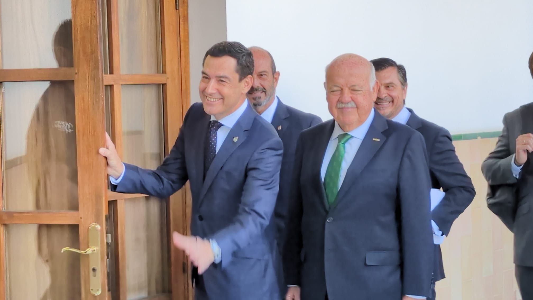 Juanma Moreno, candidato a la Presidencia de la Junta de Andalucía, en su llegada al Parlamento / Samuel Saborido