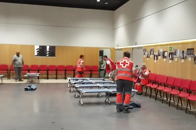 Miembros de la Cruz Roja preparan el alojamiento para los vecinos evacuados / Cruz Roja