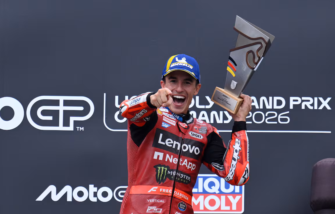Márquez levantando el trofeo del Gran Premio de Alemania / Annegret Hilse (Reuters)